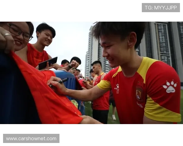 广州队球迷激情高涨,持续助威球队迎战新赛季表现稳健 广州队球迷激情高涨,持续助威球队迎战新赛季表现稳健