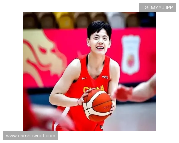 杨舒予训练完直接拎爱马仕去吃夜宵？